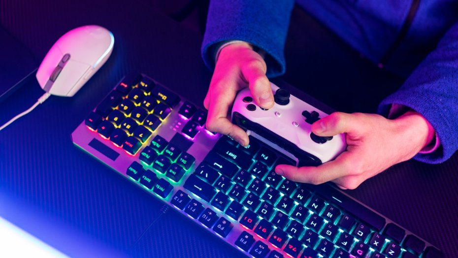 Between Esports and Technology